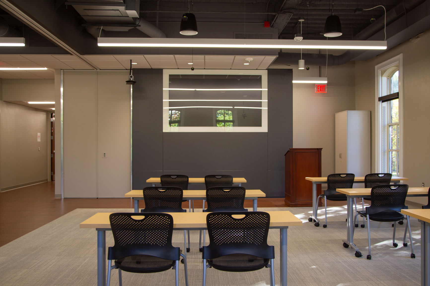 A large, integrated TV (DIRTT, once again!) makes it easier than ever to show class materials to students, both virtually and in the classroom.